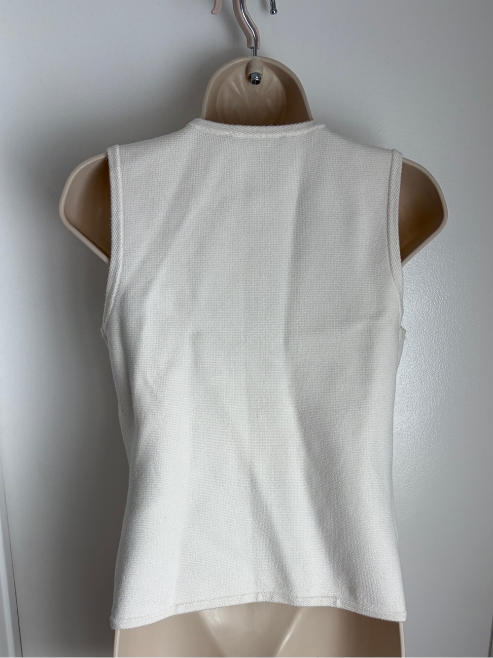 Abercrombie & Fitch Cream Sleeveless Button Front Shell Top (Size Small) - Picture 3 of 4